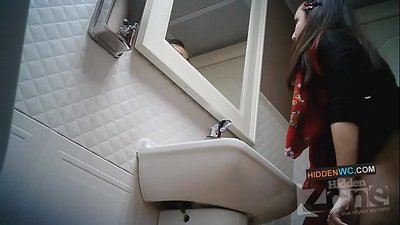 Эмэгтэйчүүдийн ариун цэврийн өрөөний далд камерын бичлэг (1)